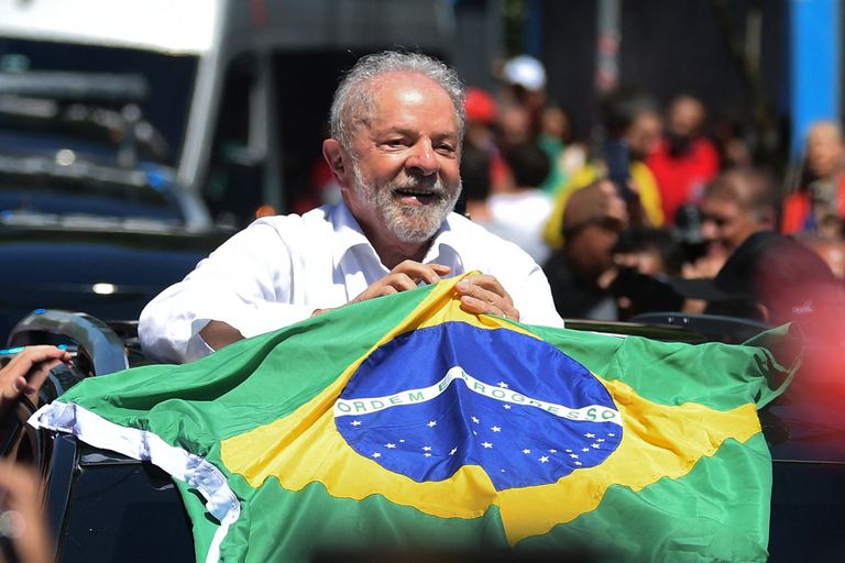 Brésil: Lula fait son retour et bat l’extrême-droite de justesse