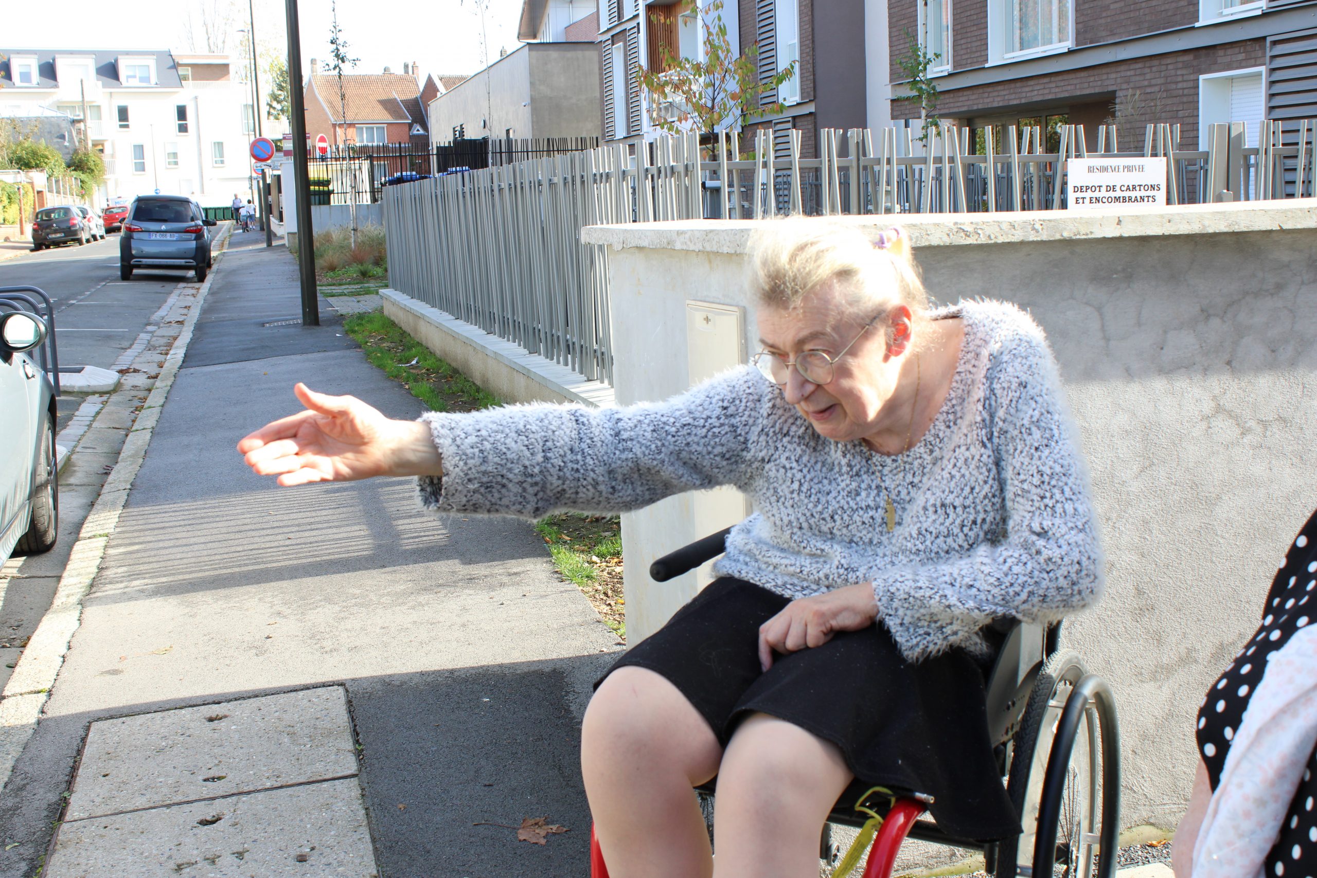 Flora, 74 ans, en fauteuil, bloquée sur son trottoir car la mairie rechigne à mettre un bateau